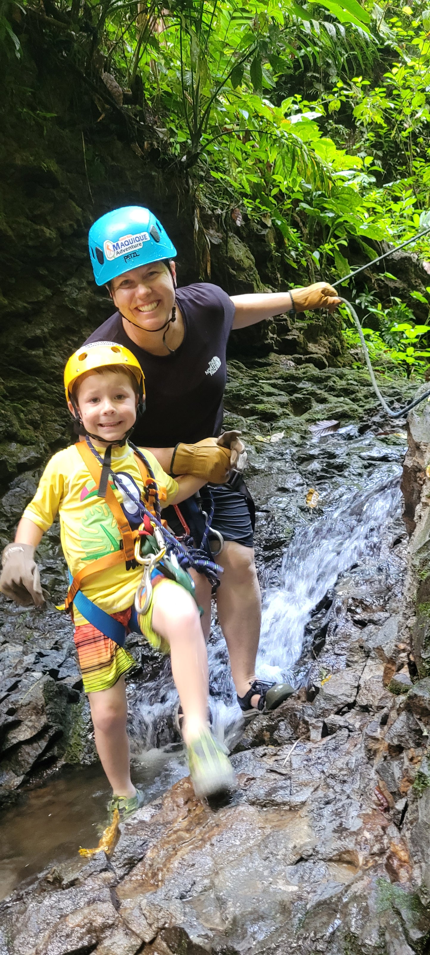 Aventura de barranquismo y rápel en cascadas en Arenal