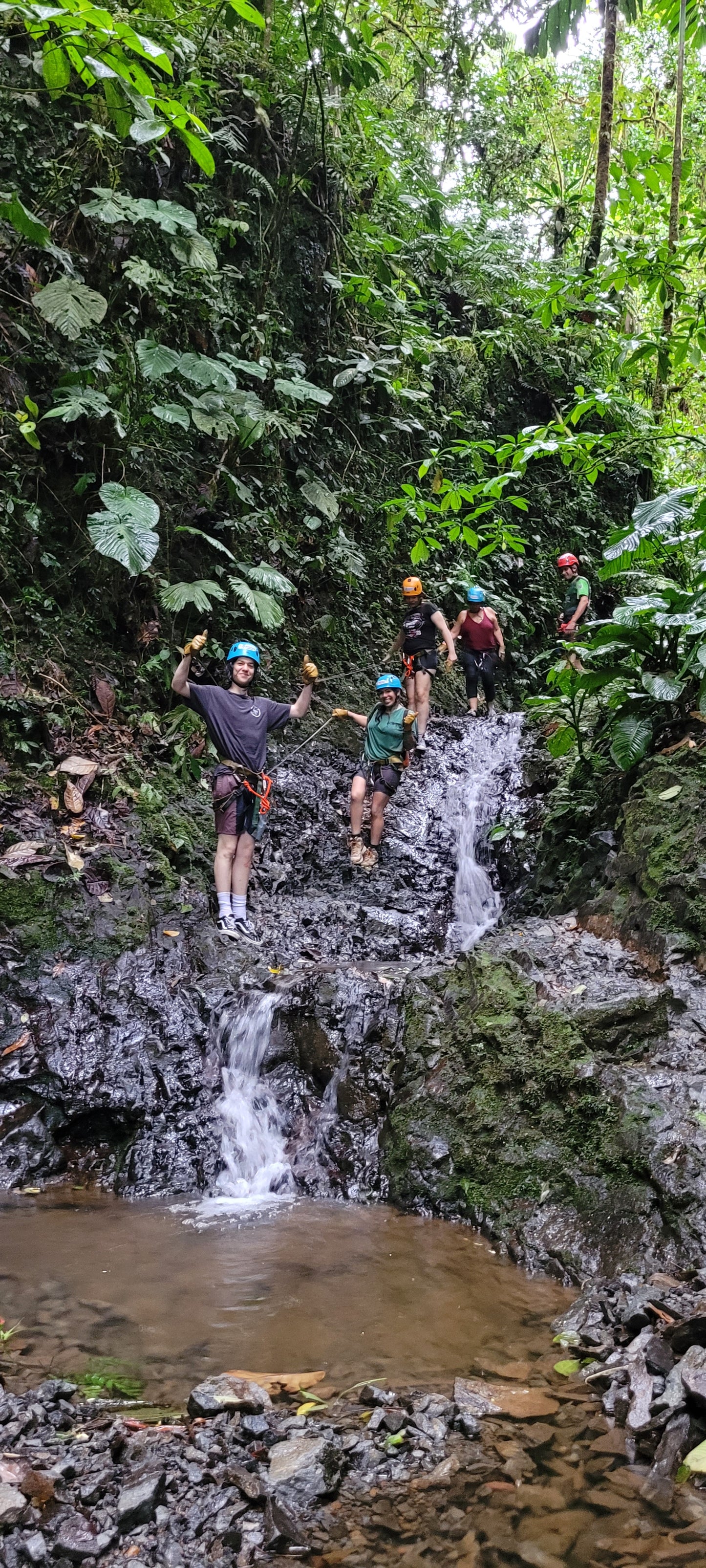 Aventura de barranquismo y rápel en cascadas en Arenal