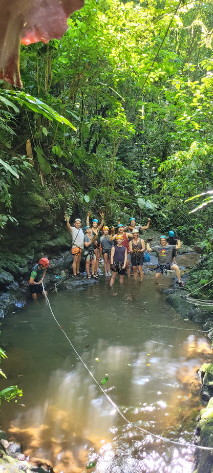 Aventura de barranquismo y rápel en cascadas en Arenal