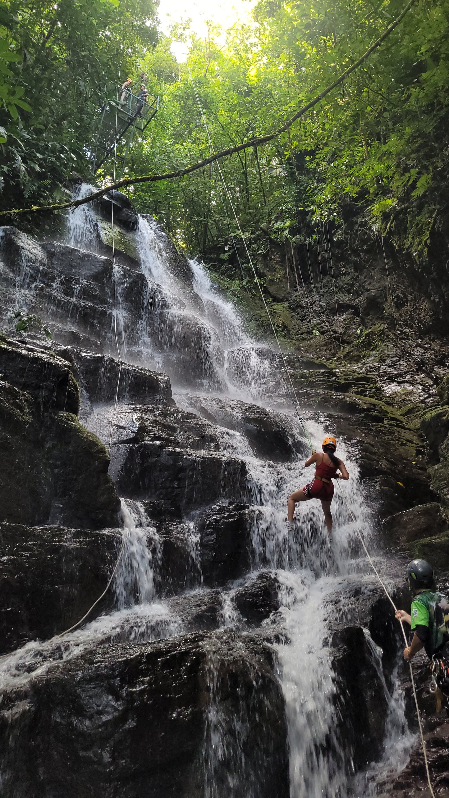 Aventura de barranquismo y rápel en cascadas en Arenal