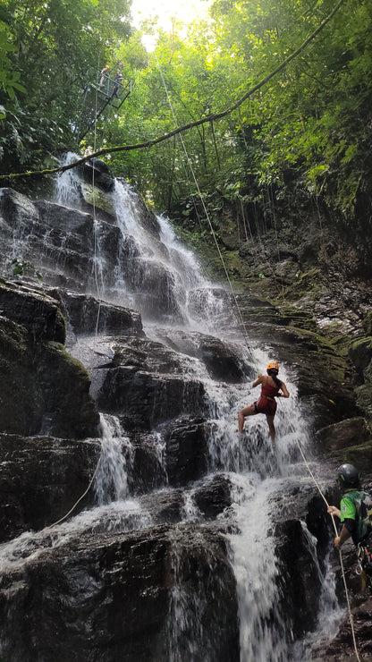 Aventura de barranquismo y rápel en cascadas en Arenal