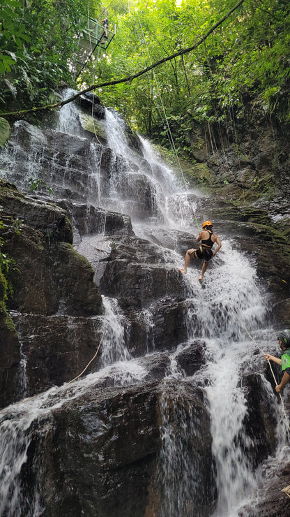 Aventura de barranquismo y rápel en cascadas en Arenal