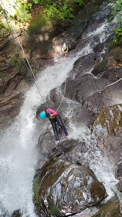 Aventura de barranquismo y rápel en cascadas en Arenal