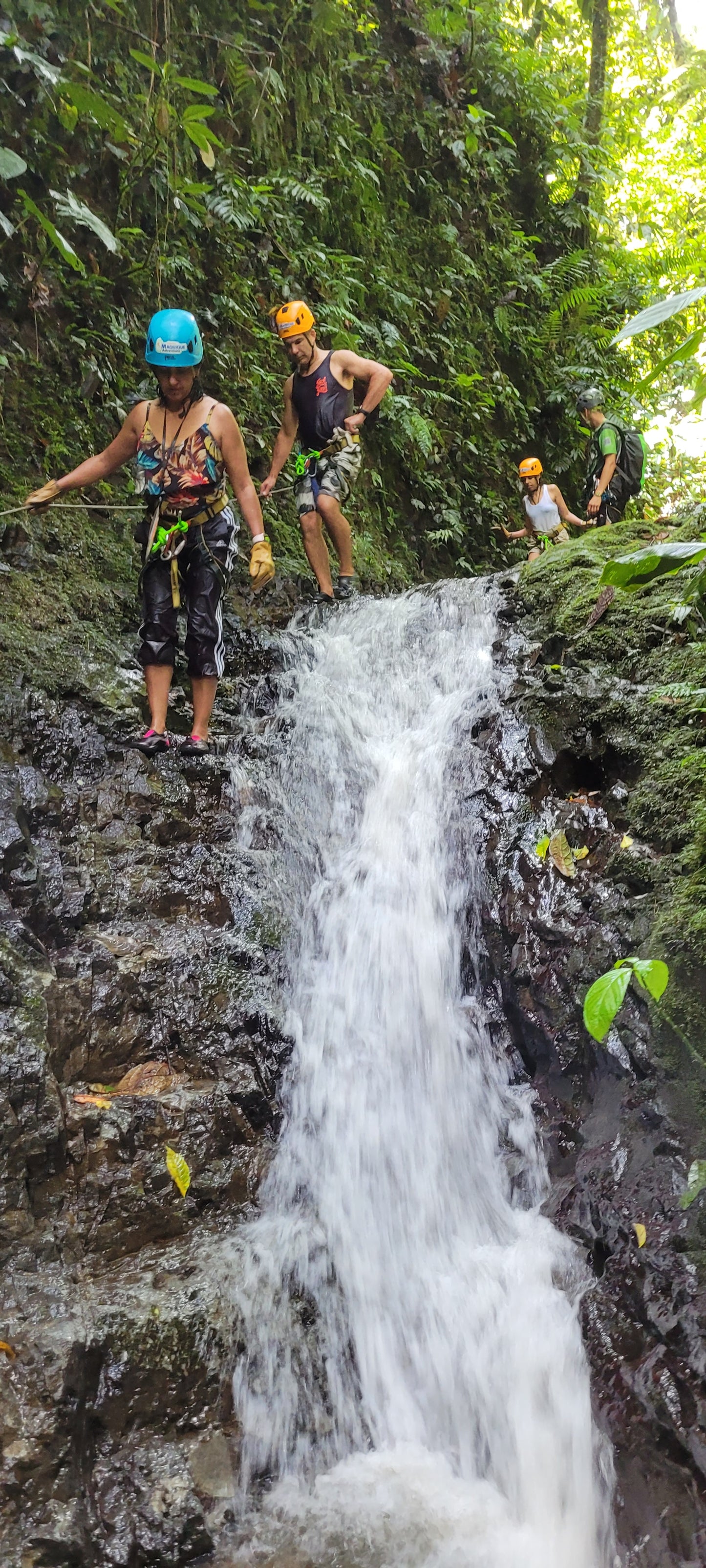 Aventura de barranquismo y rápel en cascadas en Arenal