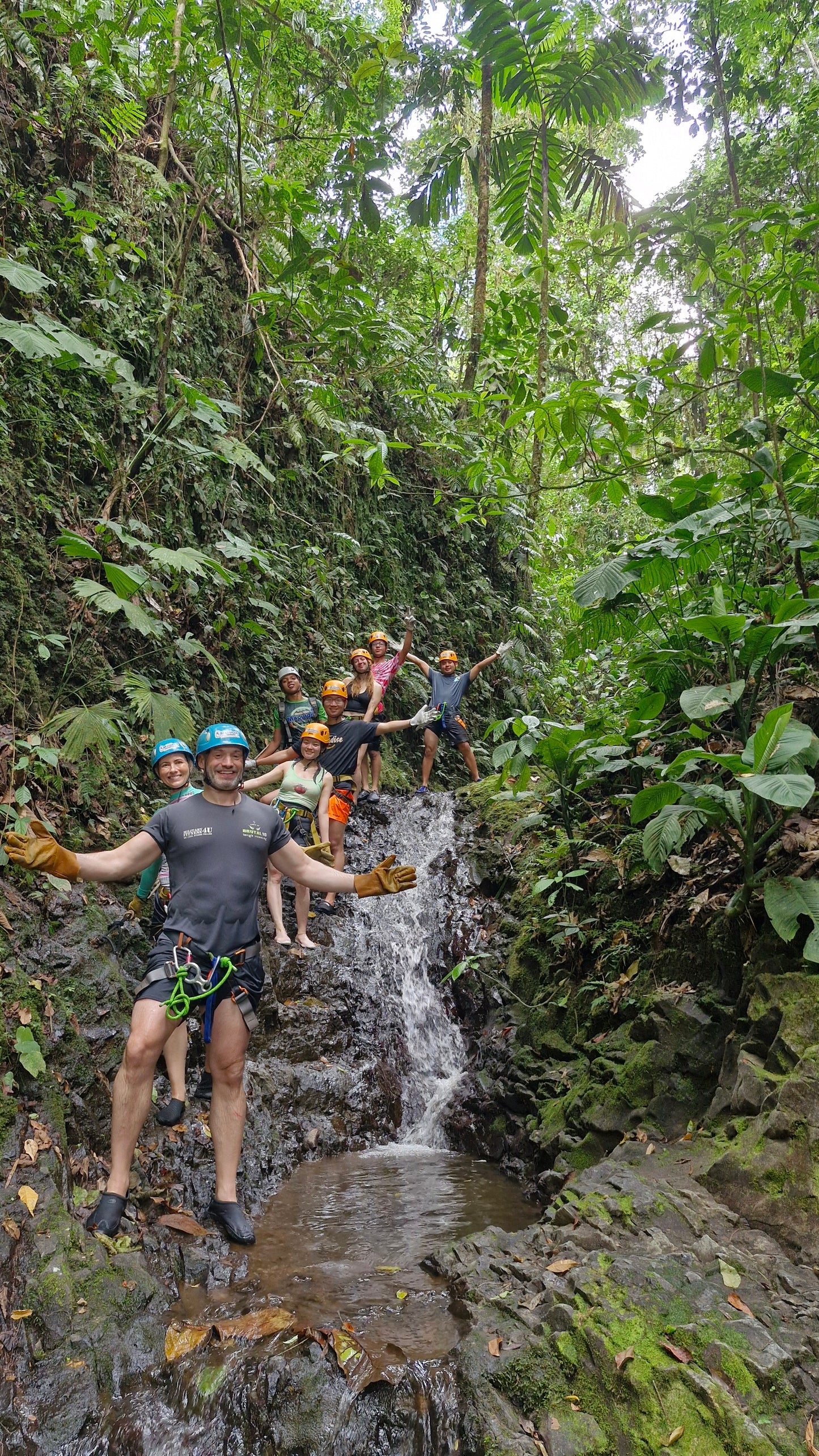Aventura de barranquismo y rápel en cascadas en Arenal