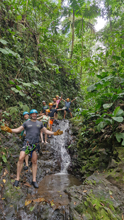 Aventura de barranquismo y rápel en cascadas en Arenal