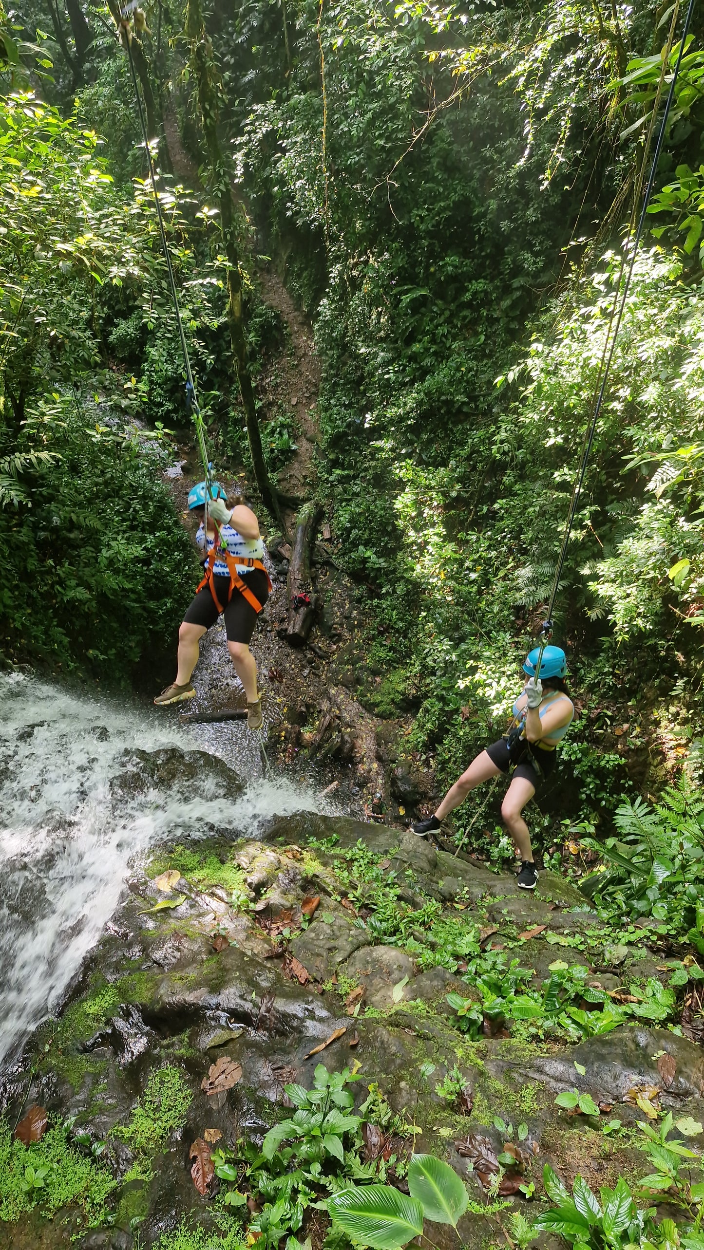 Aventura de barranquismo y rápel en cascadas en Arenal