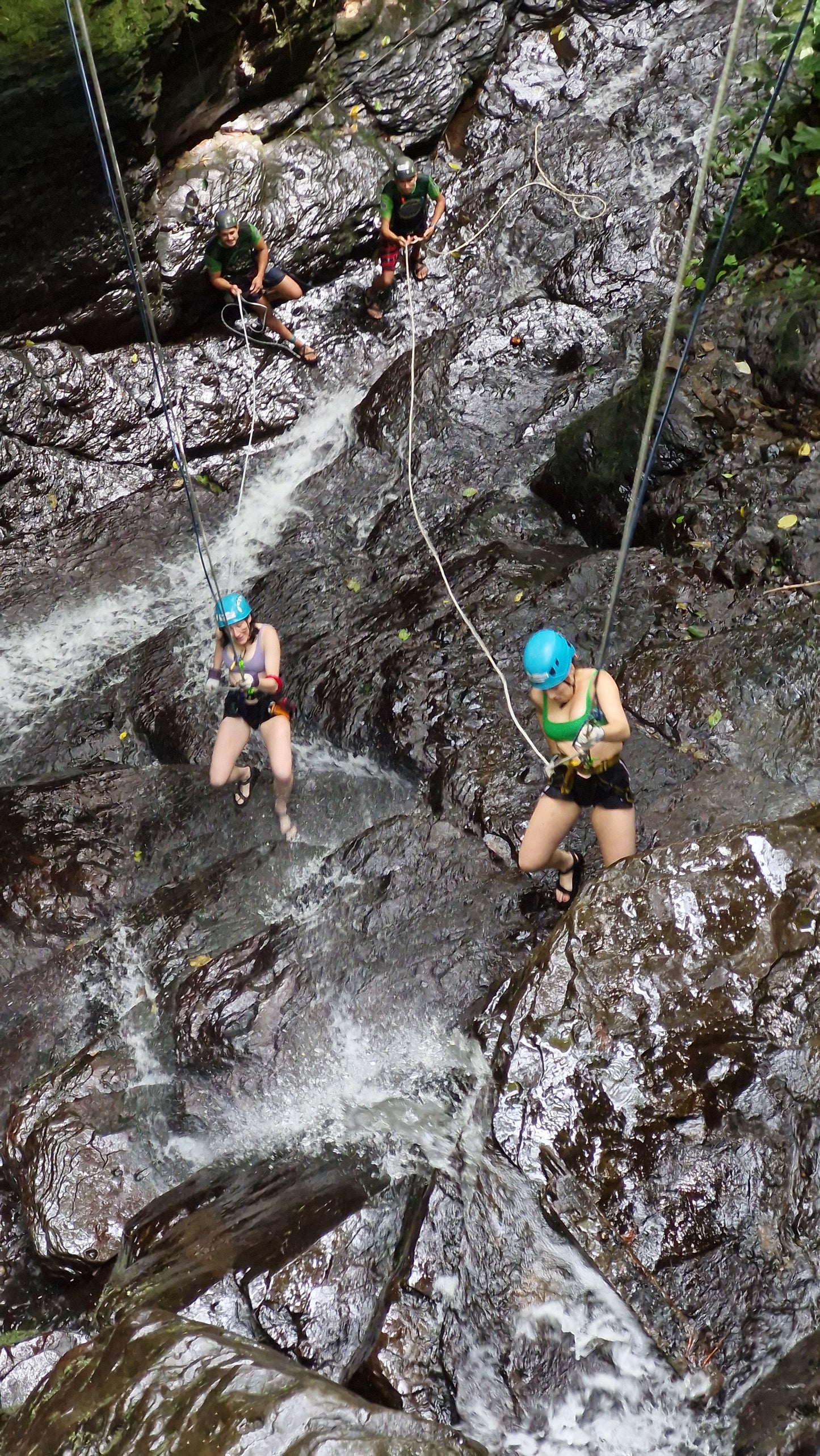Aventura de barranquismo y rápel en cascadas en Arenal