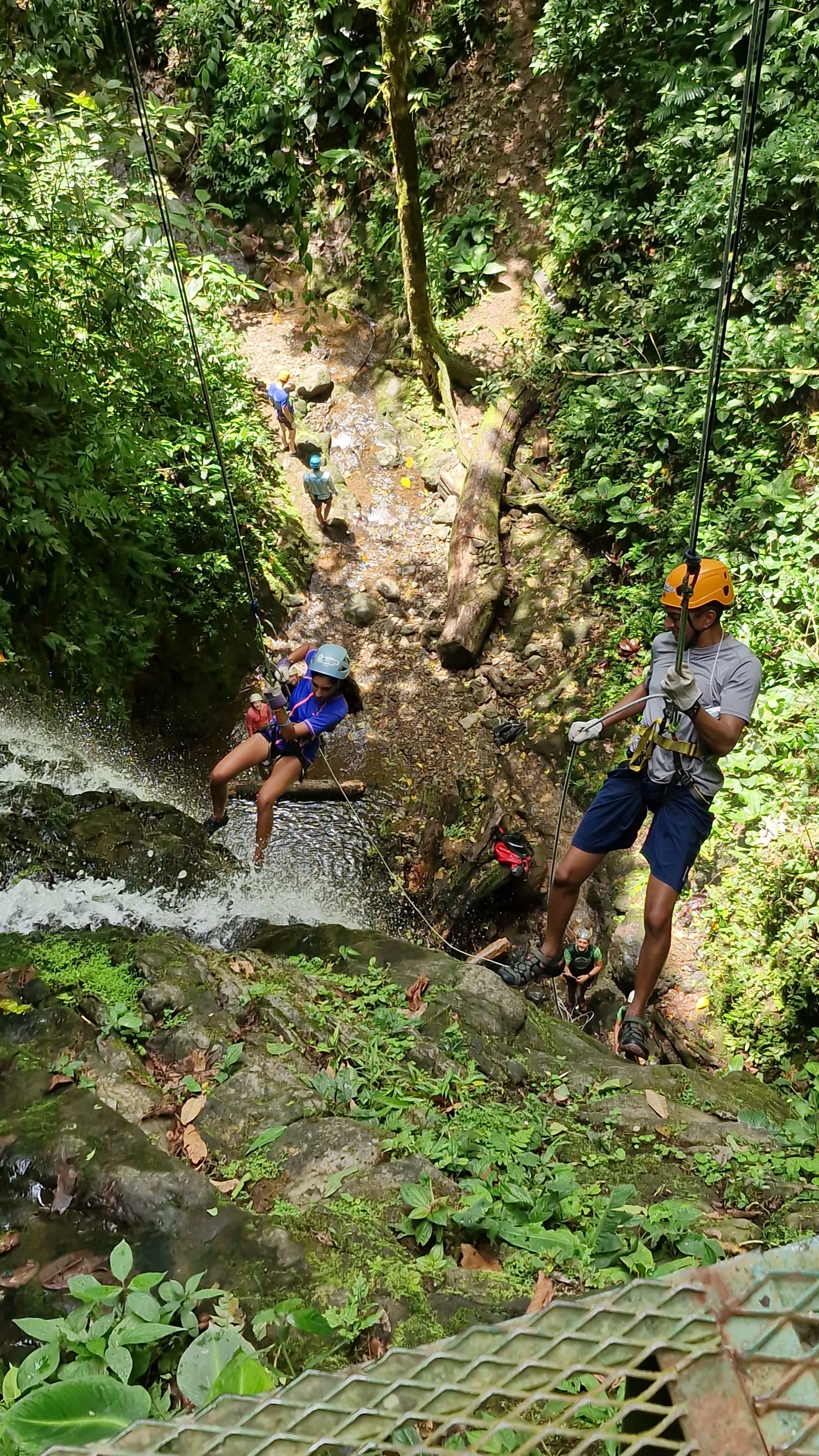 Aventura de barranquismo y rápel en cascadas en Arenal