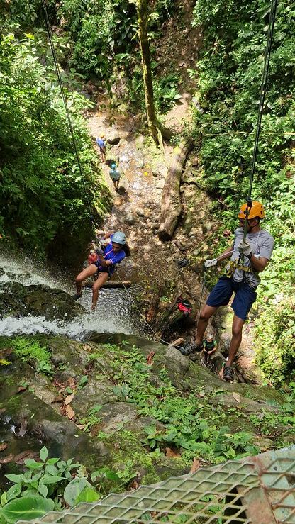 Aventura de barranquismo y rápel en cascadas en Arenal