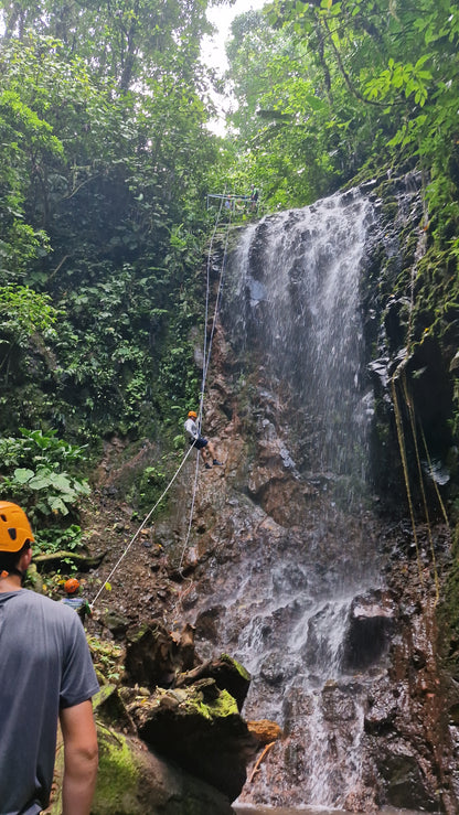 Aventura de barranquismo y rápel en cascadas en Arenal