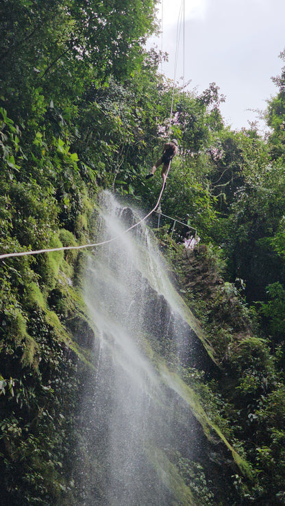 Aventura de barranquismo y rápel en cascadas en Arenal