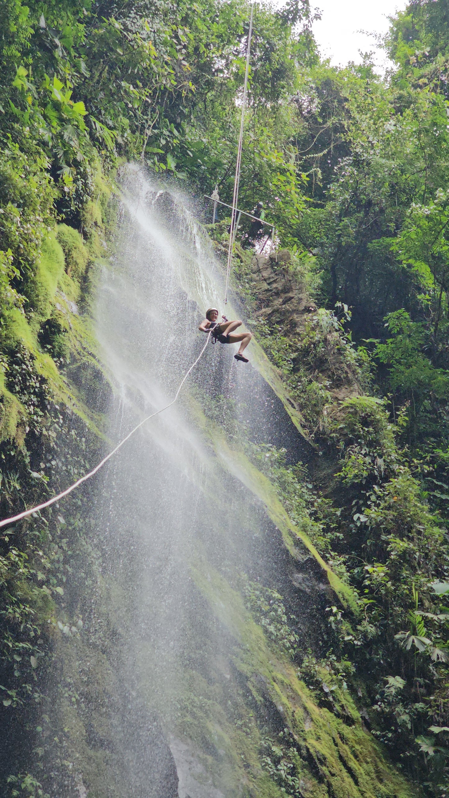 Aventura de barranquismo y rápel en cascadas en Arenal