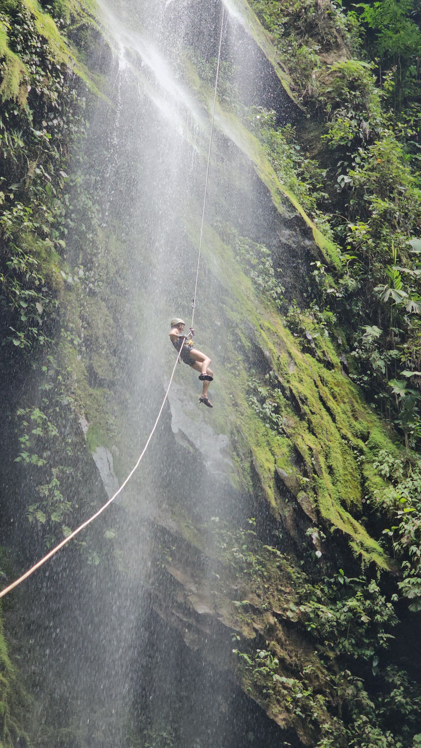 Aventura de barranquismo y rápel en cascadas en Arenal