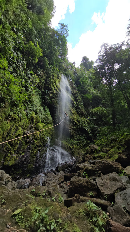Aventura de barranquismo y rápel en cascadas en Arenal