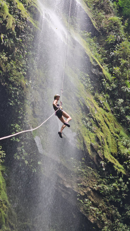 Aventura de barranquismo y rápel en cascadas en Arenal