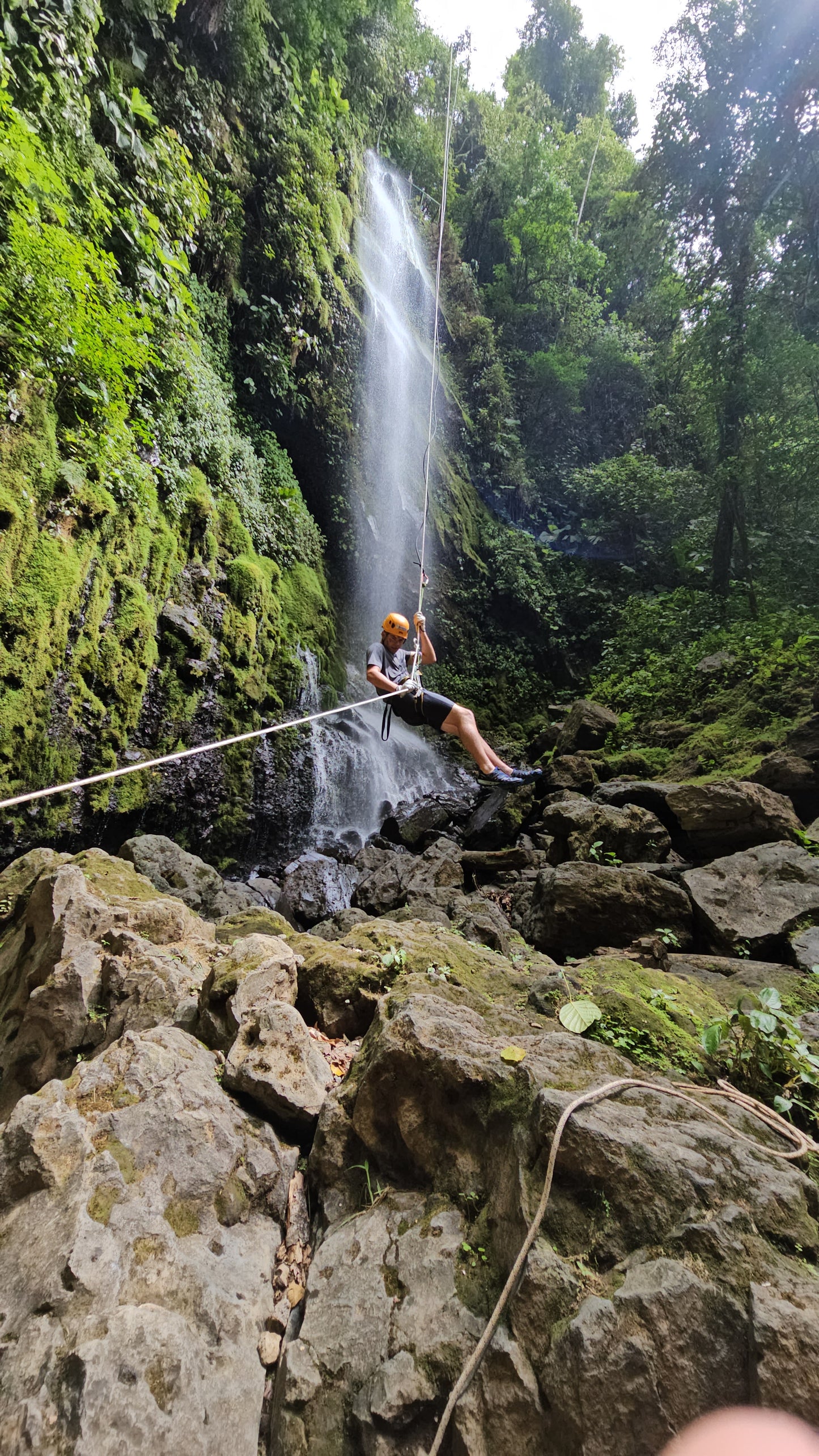 Aventura de barranquismo y rápel en cascadas en Arenal