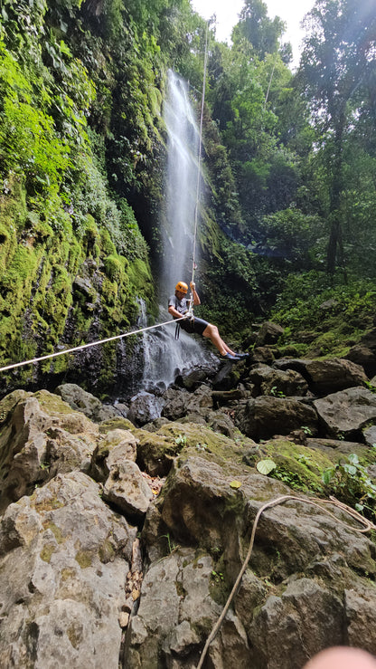 Aventura de barranquismo y rápel en cascadas en Arenal