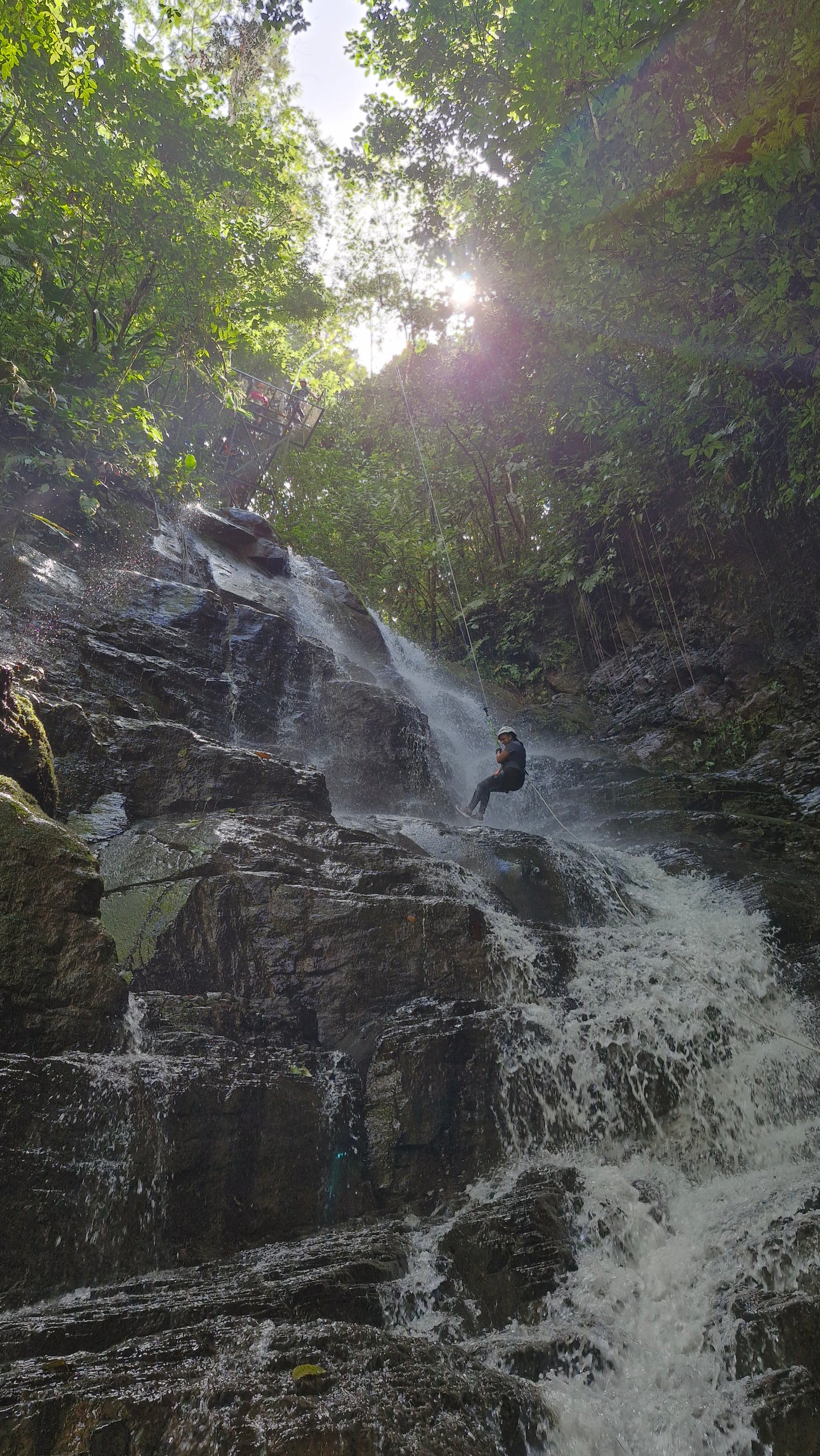 Aventura de barranquismo y rápel en cascadas en Arenal