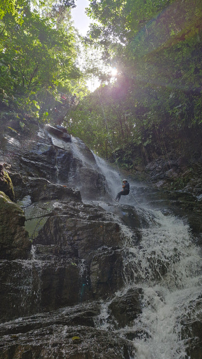 Aventura de barranquismo y rápel en cascadas en Arenal