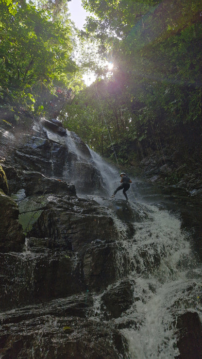 Aventura de barranquismo y rápel en cascadas en Arenal