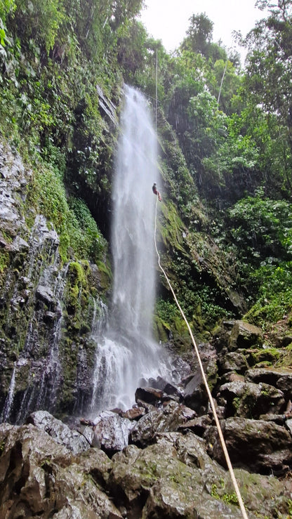 Aventura de barranquismo y rápel en cascadas en Arenal