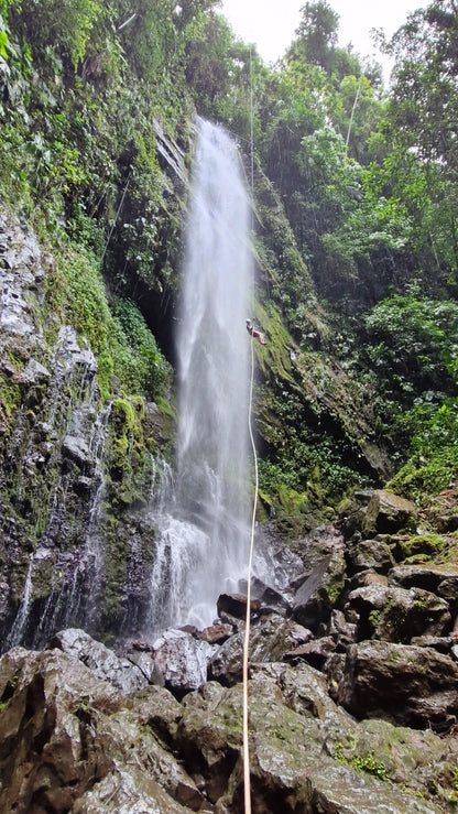 Aventura de barranquismo y rápel en cascadas en Arenal