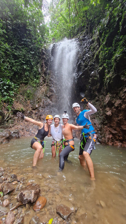 Aventura de barranquismo y rápel en cascadas en Arenal