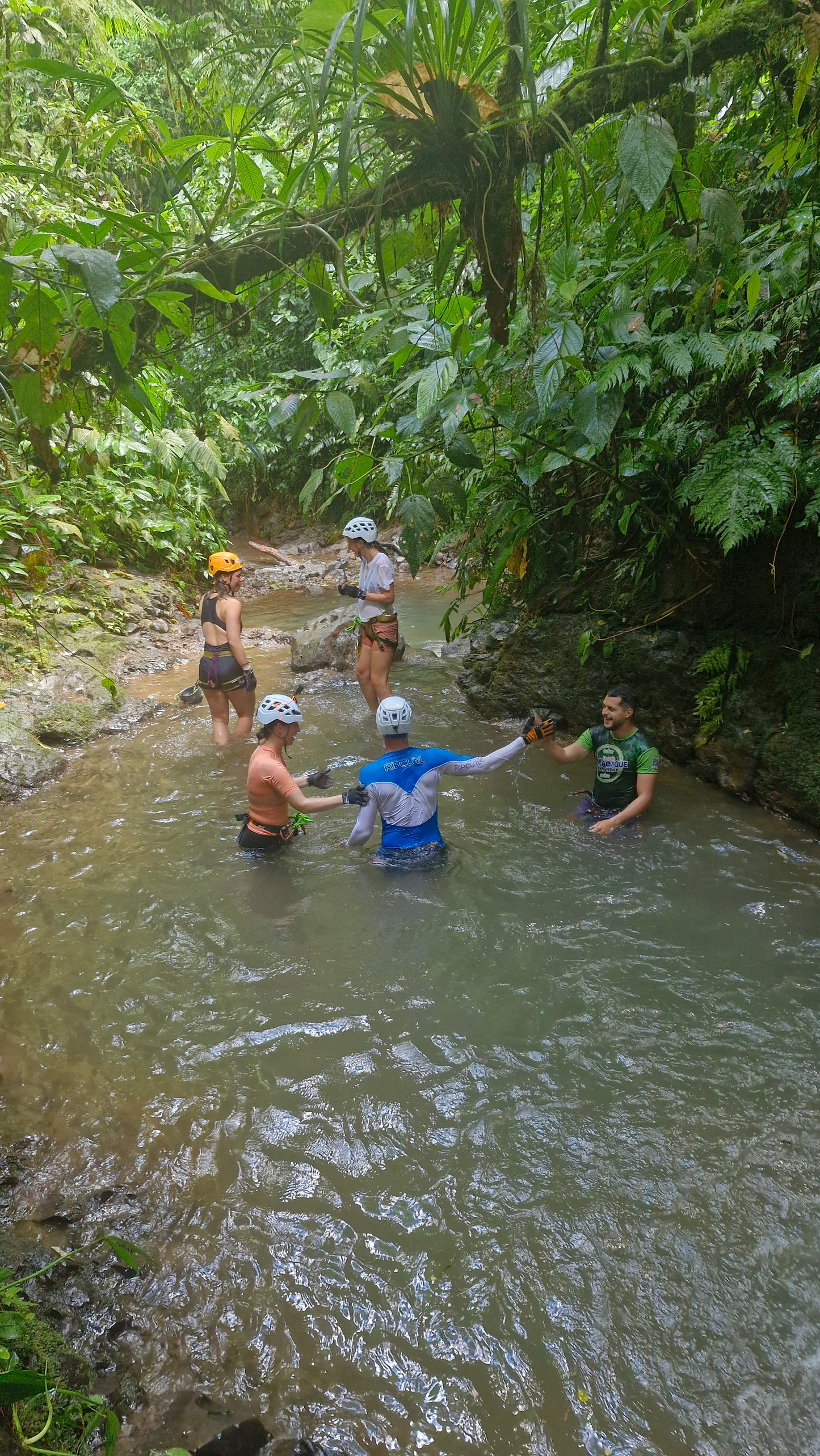 Aventura de barranquismo y rápel en cascadas en Arenal
