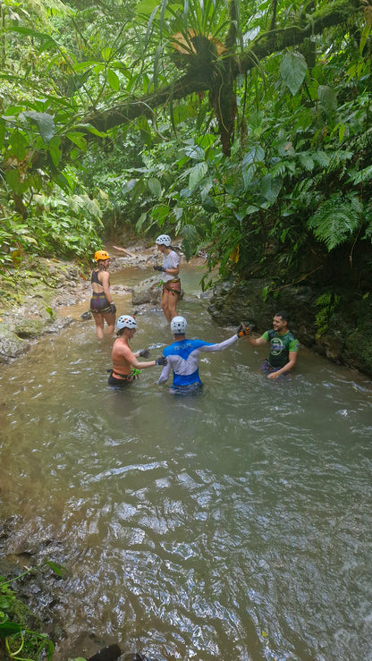 Aventura de barranquismo y rápel en cascadas en Arenal