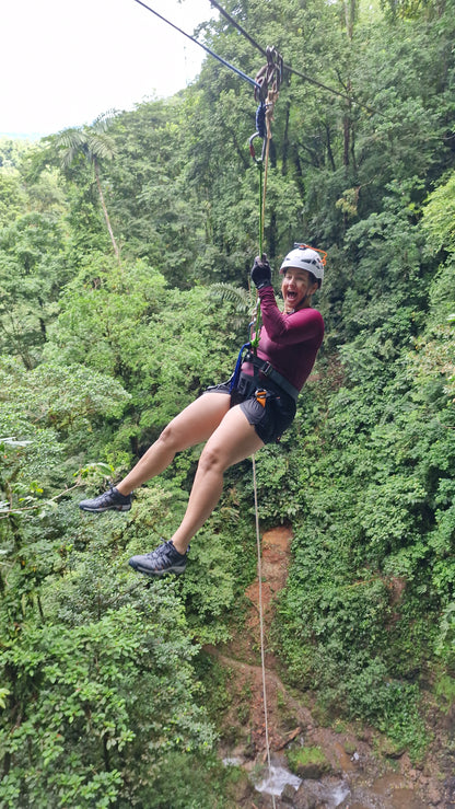 Aventura de barranquismo y rápel en cascadas en Arenal