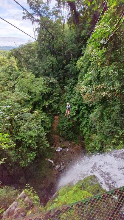 Aventura de barranquismo y rápel en cascadas en Arenal