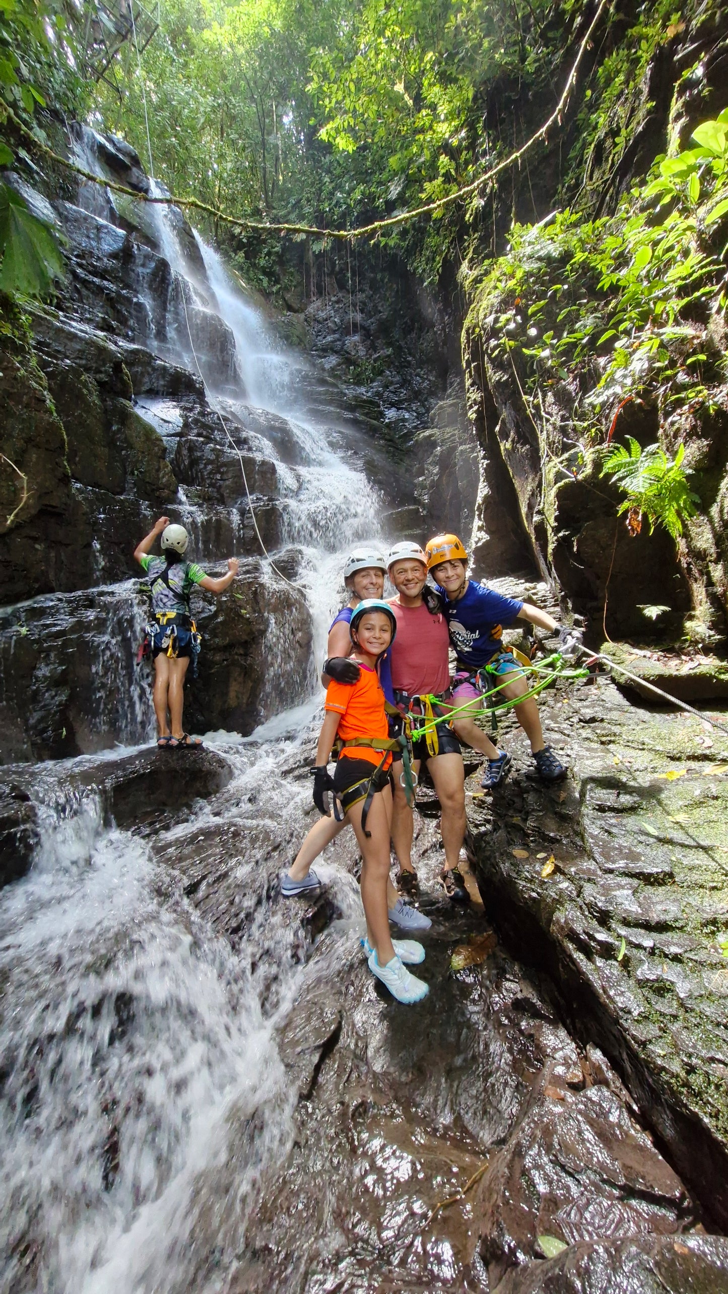 Aventura de barranquismo y rápel en cascadas en Arenal
