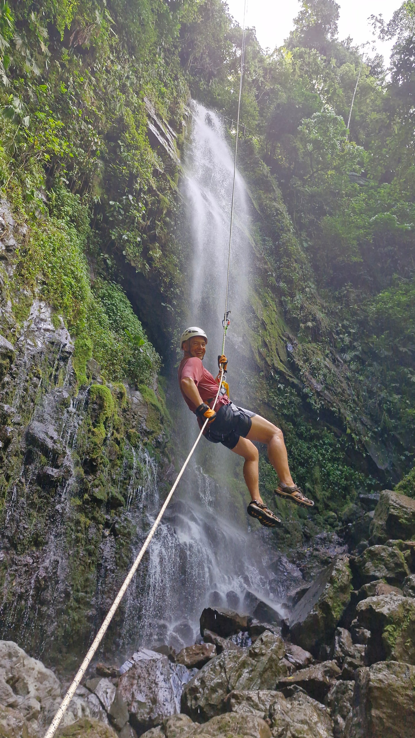 Aventura de barranquismo y rápel en cascadas en Arenal