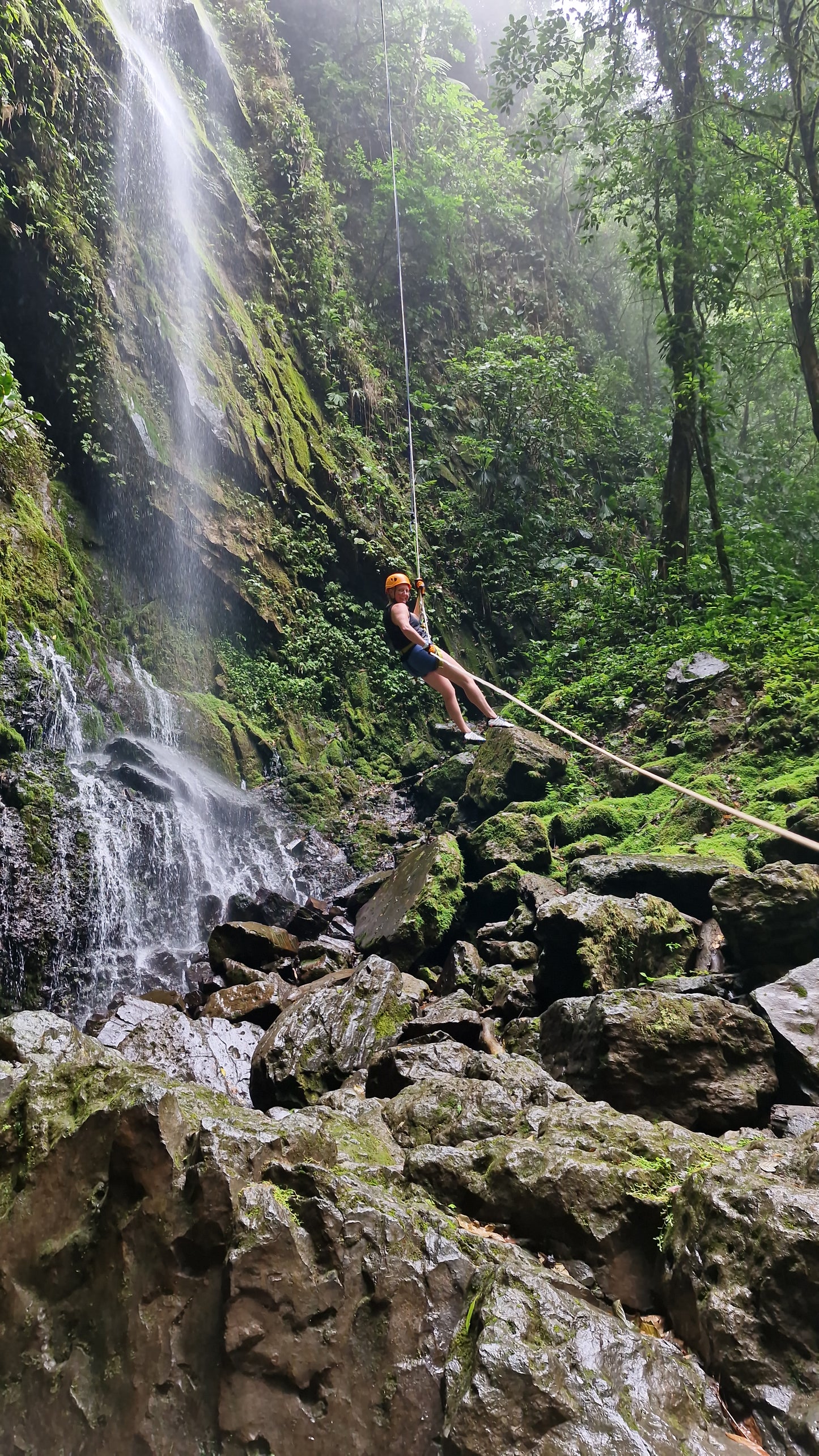 Aventura de barranquismo y rápel en cascadas en Arenal