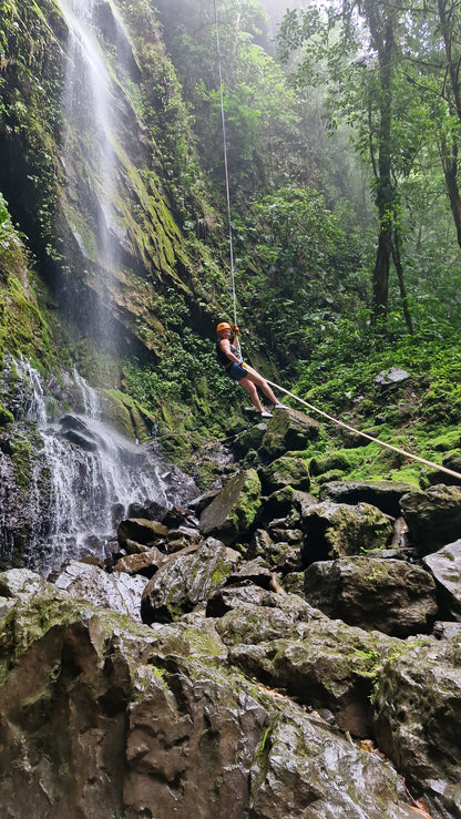 Aventura de barranquismo y rápel en cascadas en Arenal