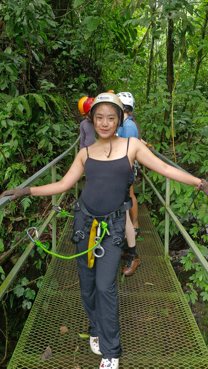 Aventura de barranquismo y rápel en cascadas en Arenal