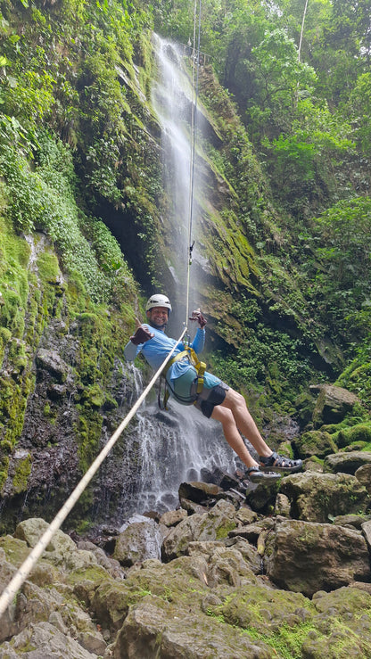 Aventura de barranquismo y rápel en cascadas en Arenal