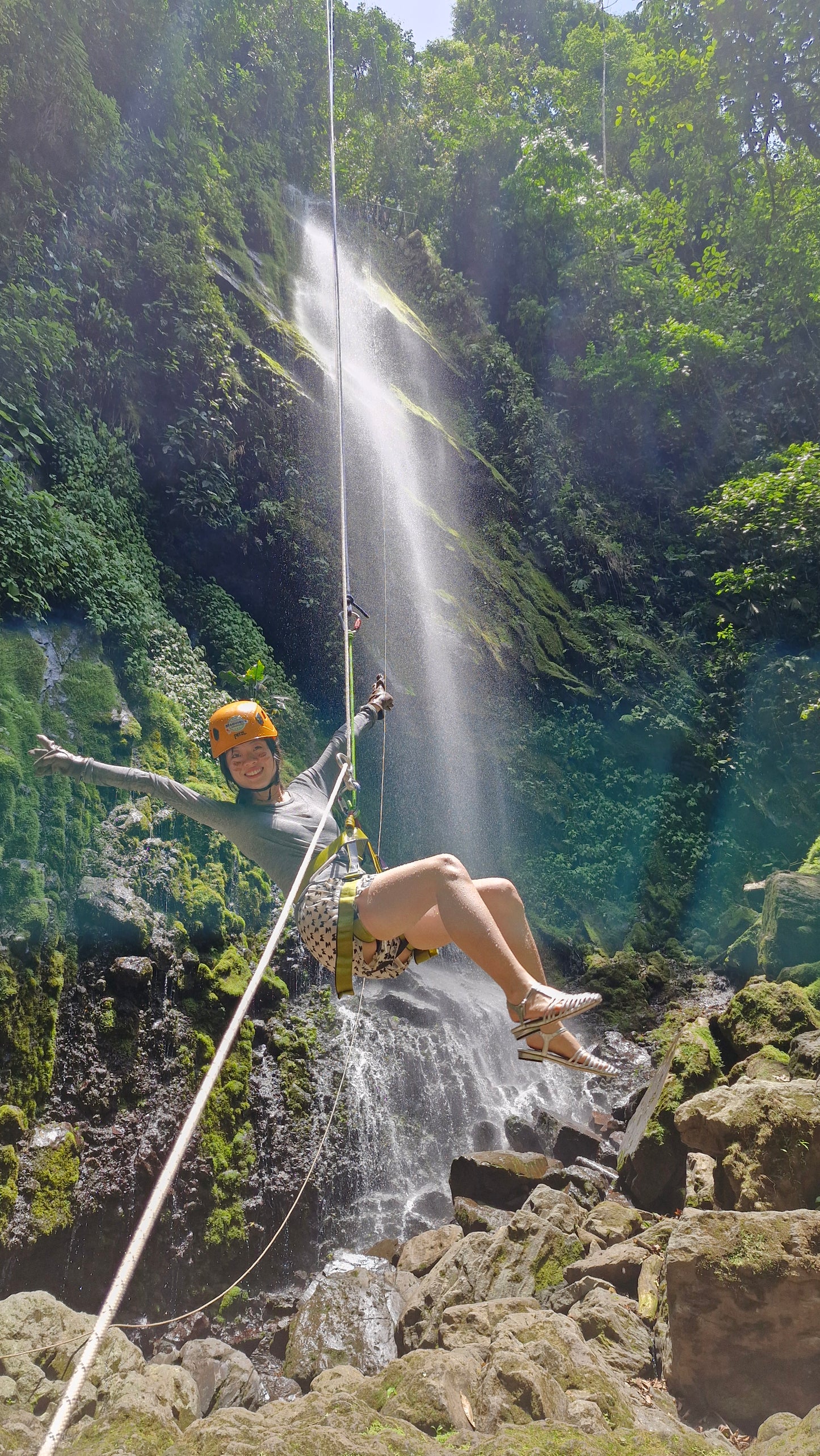 Aventura de barranquismo y rápel en cascadas en Arenal