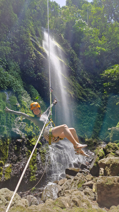 Aventura de barranquismo y rápel en cascadas en Arenal