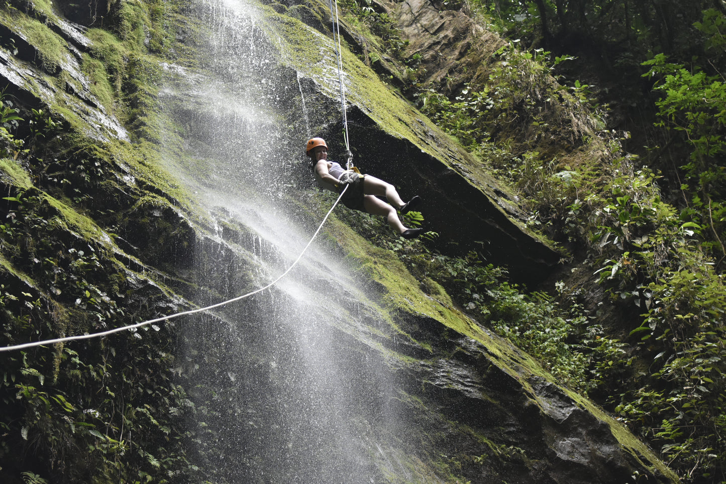Aventura de barranquismo y rápel en cascadas en Arenal