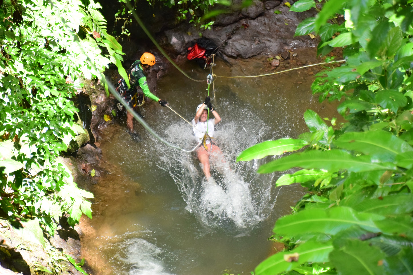 Aventura de barranquismo y rápel en cascadas en Arenal