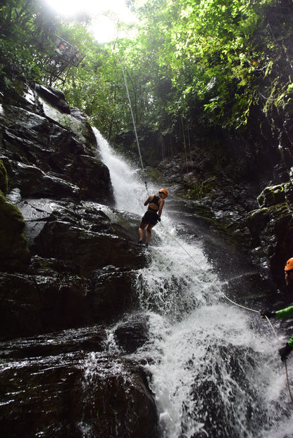 Aventura de barranquismo y rápel en cascadas en Arenal