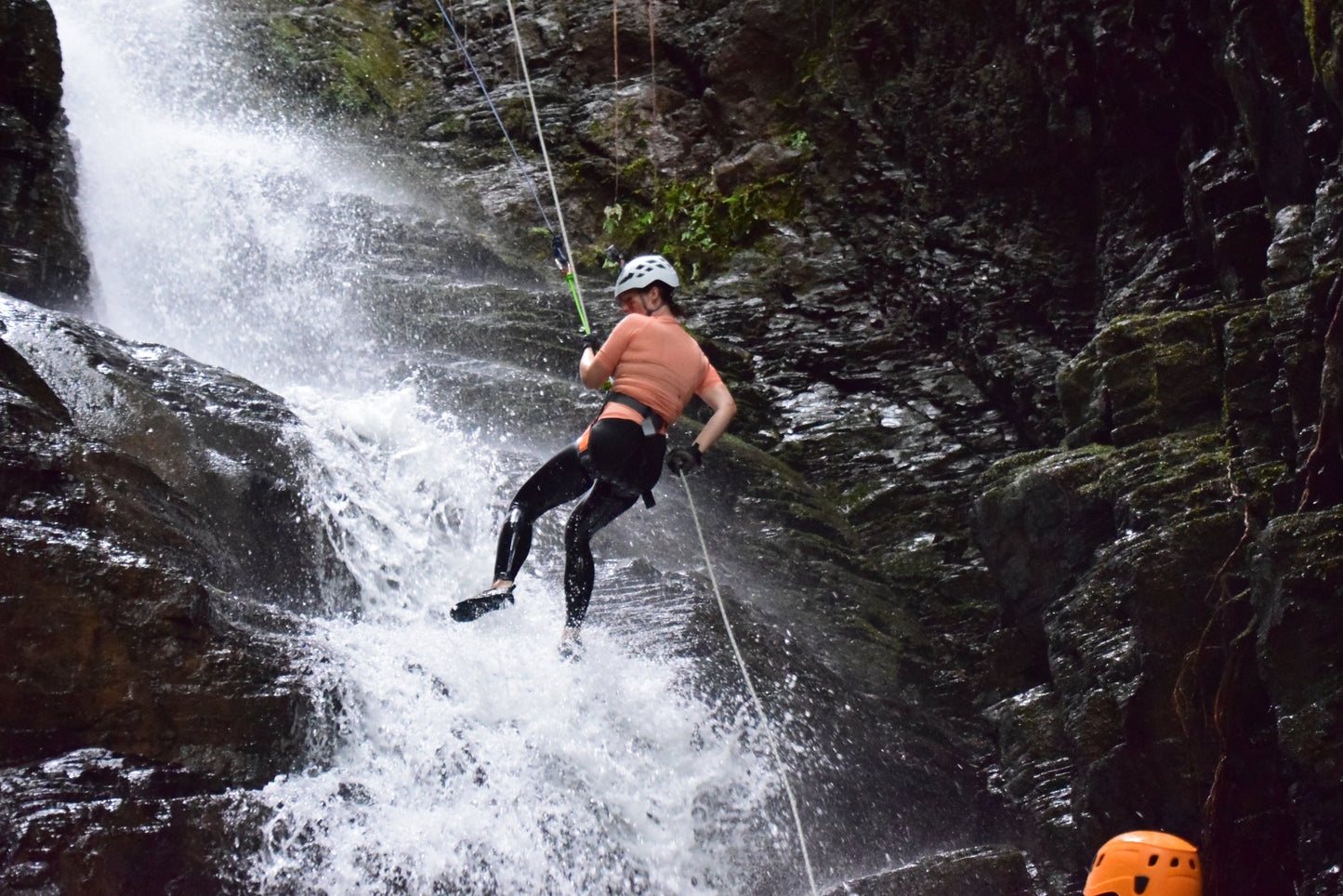 Aventura de barranquismo y rápel en cascadas en Arenal