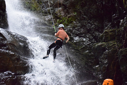Aventura de barranquismo y rápel en cascadas en Arenal