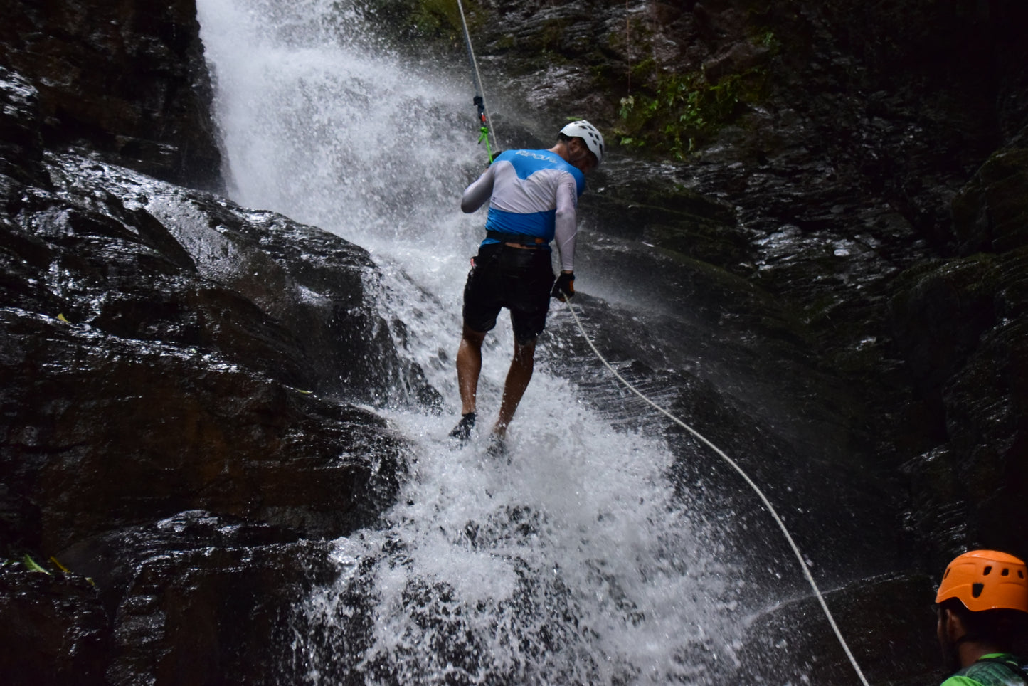 Aventura de barranquismo y rápel en cascadas en Arenal