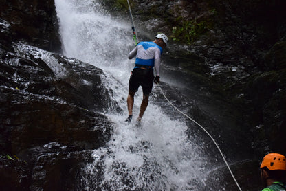 Aventura de barranquismo y rápel en cascadas en Arenal