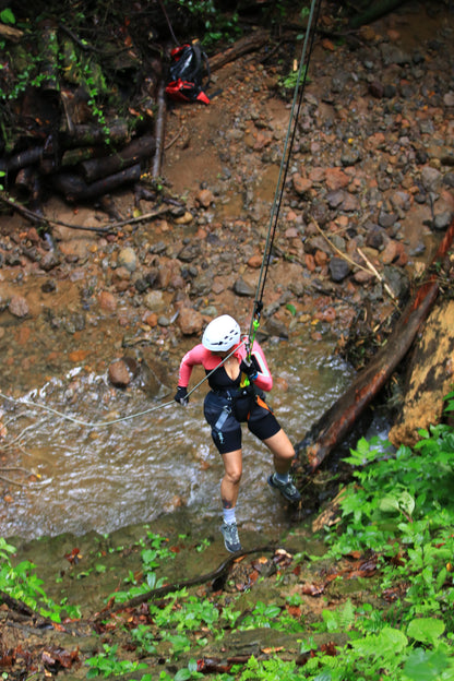 Aventura de barranquismo y rápel en cascadas en Arenal