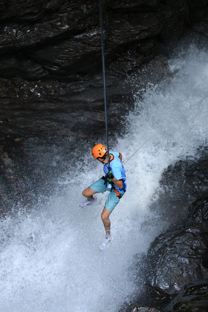Aventura de barranquismo y rápel en cascadas en Arenal