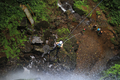 Aventura de barranquismo y rápel en cascadas en Arenal